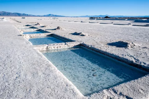 Ein Salzsee auf dem Lithium abgebaut wird.